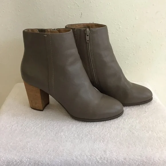 Vionic Women Stylish Gray Ankle Boots & Booties Size 8 with Brown Heels - Picture 4 of 10